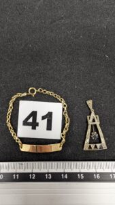 1 Bracelet type gourmette enfant à graver (L13cm) et 1 pendentif en or gris orné de pierres (L3cm, chatons vides). Le tout en or 750/1000 18k. PB 2,57g