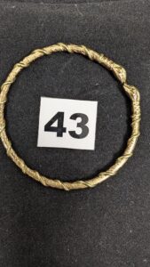 1 Bracelet rigide massif à décors de tête de serpent, en or 750/1000 (18K) PB 31,7g