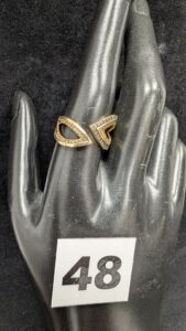 1 Bague ouverte à motif feuille ajouré, orné de pierres (TD56) en or 750/1000 18k. PB 4,34g