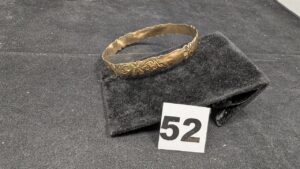 1 Bracelet ciselé, cabossé (Diam 6,5cm) en or 750/1000 18k. PB 16,85g