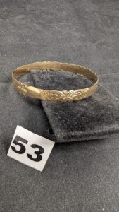 1 Bracelet ciselé d'un motif floral (Diam 6cm) en or 750/1000 18k. PB 17,1g