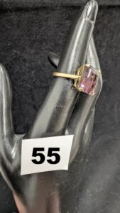 1 Bague ornée d'une pierre violette (TD 48) en or 750/1000 (soudure bas titre) . PB 4,37g