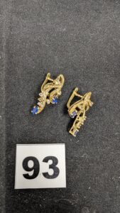 2 Boucles ornées de pierres blanches et bleues (1 crochet d'attache cassé/ manquant) en or 750/1000 18k. PB 6,97g