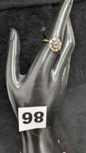 1 Bague ornée d'une pierre abimée, monture en or bicolore (TD54) en or 750/1000 18k. PB 2,16g