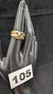 1 Bague fendue ornée de petites pierres dont un diamant (TD51) en or 750/1000 18k. PB 9,36g