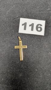 1 Croix ajourée de motif boules (L3,5cm) en or 750/1000 18k. PB 1,83g