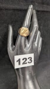 1 Bague chevalière initiales "JS" (TD58) en or 750/1000 18k. PB 5,9g