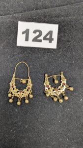 2 Boucles savoyardes ornées de pierres, dont 1 cassée sans tige fermoir, en or 750/1000 18k 7,9g