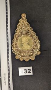 1 Pendentif filigrané Meskia orné d'une pièce de 4 ducats et de pampilles ajourées (L 14cm) en or 750/1000 18k. PB 120,82g
