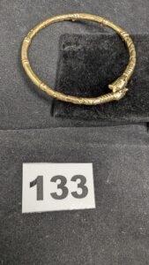 1 Bracelet rigide à décor de têtes de serpents, en or 750/1000 18k. PB 34g