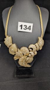 1 Collier maille anglaise avec partie centrale articulée ornée de pierres blanches (L44cm) en or 750/1000 18k. PB 90,54g