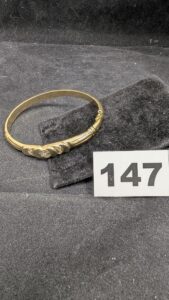 1 Bracelet rigide ouvrant orné de pierres blanches, en or 750/1000 18k. PB 16,4g