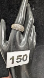 1 Bague rhodiée pavée de petits diamants (TD59) en or 750/1000 18k. PB 5,56g