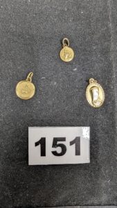 3 Pendentifs : 1 ovale de la vierge (L2cm), 1 + qu'hier (L1,8cm) et 1 St Christophe (L1,3cm). Le tout en or 750 /1000 18k. PB 2,75g