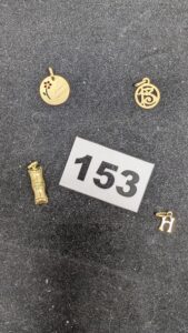 4 Pendentifs, 1 fleur, 1 lettre H, 1 bambou, 1 chiffre 13, le tout en or 750/1000 18k. PB 2,3g