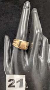 1 Bague chevalière, fendue, gravure semi-effacée "BA" (TD58) en or 750/1000 18k. PB 5,08g