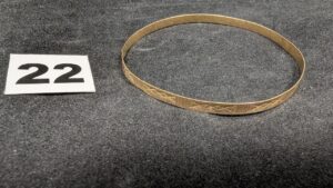 1 Bracelet rigide fin ciselé tordu (Diam env 7cm) en or 750/1000 18k. PB 4,8g