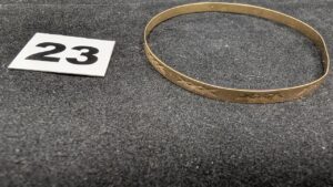 1 Bracelet rigide fin ciselé, tordu en or 750/1000 18k. PB 4,98g