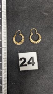 2 Boucles ciselées tordues en or 750/1000 18k. PB 0,95g