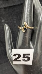 1 Bague ornée de pierres bleues et blanches emoussées (TD51) en or 750/1000 18k. PB 2,57g