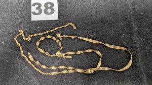 1 Collier maille torsadée etirée, cassé en or 750/1000 18k. PB 2,5g