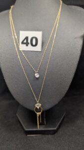 1 Collier maille forçat fine, orné d'un motif central décoré d'une pierre triangulaire blanche (L44cm) en or 750/1000 18k. PB 2g et 1 chaine maille fine ornée d'une pierre blanches (L44cm) en or 375/1000 9k. PB 1,09g poid total 18k et 14k. PB 3,1g