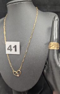 1 Bague ciselée, cabossée (TD55) et 1 Collier maille cheval orné d'un motif coeur orné de petites pierres (L38cm) . Le tout en or 750/1000 18k. PB 5,05g
