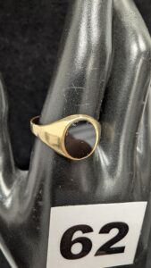 1 Chevalière ornée d'un onyx ébréché (TD65) en or 750/1000 18k. PB 3,93g