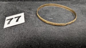 1 Bracelet rigide ciselé (Diam 6,5cm) en or 750/1000 (soudure bas titre). PB 9,2g