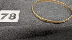 1 Bracelet rigide ciselé (Diam 6,5cm ) en or 750/1000 18k soudure bas titre. PB9,29g