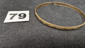 1 Bracelet rigide ciselé (Diam 6,5cm) 750/1000 18k, soudure bas titre PB 9,34g