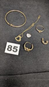 LOT 9k, comprenant 2 boucles, 1 medaille , 1 bracelet et 2 bagues, Le tout avec et sans pierre abimé ou pas. en or 375/1000 9k. PB 6g