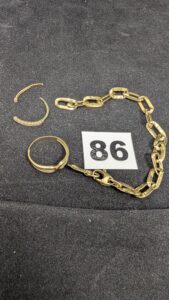 LOT 18k, comprenant 1 bracelet cassé , 2bagues dont 1 cassée. Le tout en or 750/1000 18k. PB 6,3g