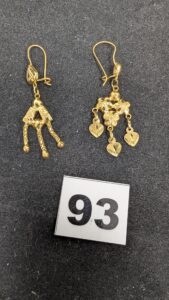2 Boucles dépareillées, en or 875/1000 21k. PB 3,29g