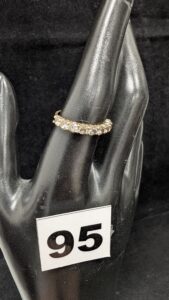 1 Bague demi jarretiere réhaussée de pierres blanches (TD55),monture en or 750/1000 18k. PB 3.18g