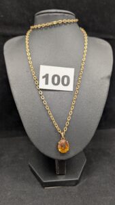 1 Collier en maille striée (L60cm) fermoir cassé/ fermé, et pendentif orné d'une grosse pierre orangée, en or 750/1000 18k. PB 13,4g