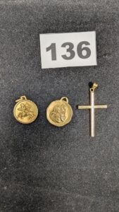 1 Croix ciselée (L3,7cm), 1 médaille signe Sagitaire et 1 Saint Christophe . Le tout en or 750/1000 18k. PB 6,63g