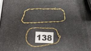 2 Bracelets, 1 maille cheval (L19cm) et 1 de cheville maille torsadée, abimé (L24cm). Le tout en or 750/1000 18k. PB 4,4g
