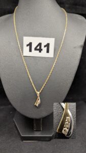 1 Chaine maille forçat (L41cm) et 1 pendentif bicolore orné de trois petits diamants (L1,5cm). Le tout en or 750/1000 18k. PB 4,81g