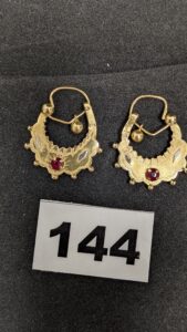 2 Boucles savoyardes ornées d'une pierre rouge (L3cm) en or 750/1000 18k. PB 5,27g