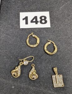 4 Boucles abimées et 1 medaille pavé de pierres,avec chaton vides. Le tout en or 750/1000 18k. PB 5,45g