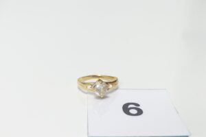1 bague en or 750/1000 ornée d'une pierre (Td55). PB 2,2g