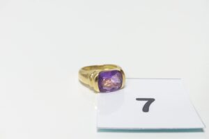 1 bague en or 750/1000 18k ornée d'une grosse pierre violette (Td52). PB 7,8g
