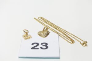 2 pendentifs (1 ouvragé, 1 coeur ajouré) et 1 chaîne maille forçat (L44cm). Le tout en or 750/1000 18K. PB 4,3g