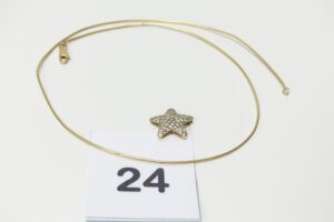 1 collier fil ras de cou (L42cm) et 1 pendentif à décor d'une étoile ornée de pierres. Le tout en or 750/1000 18k. PB 7,2g