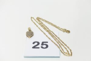 1 chaîne maille marine (L42cm) et 1 pendentif coeur orné de petits diamants. Le tout en or 750/1000 18k. PB 4,8g