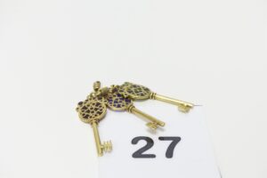 1 porte clef en or 750/1000 18k à motifs émaillés (détérioré, manque attache). PB 8,5g