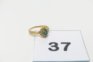 1 bague en or 750/1000 18k ornée d'une pierre verte et petits diamants (Td51). PB 2,6g