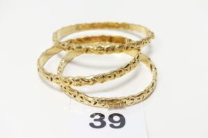 3 bracelets rigides et ouvragés en or 750/1000 18k (fermoirs à restaurer, diamètre 5,5/6cm). PB 27,4g