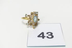 1 bague en or 750/1000 18k motif central à décor floral orné de pierres bleues ciel et petits diamants et de motifs en pampille mobile (Td59). PB 6,2g